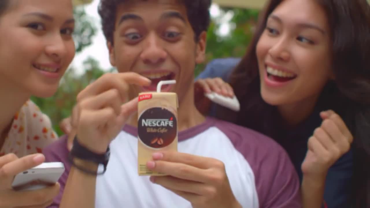 NESCAFÉ-NESCAFÉ-White-Coffee-Drinking